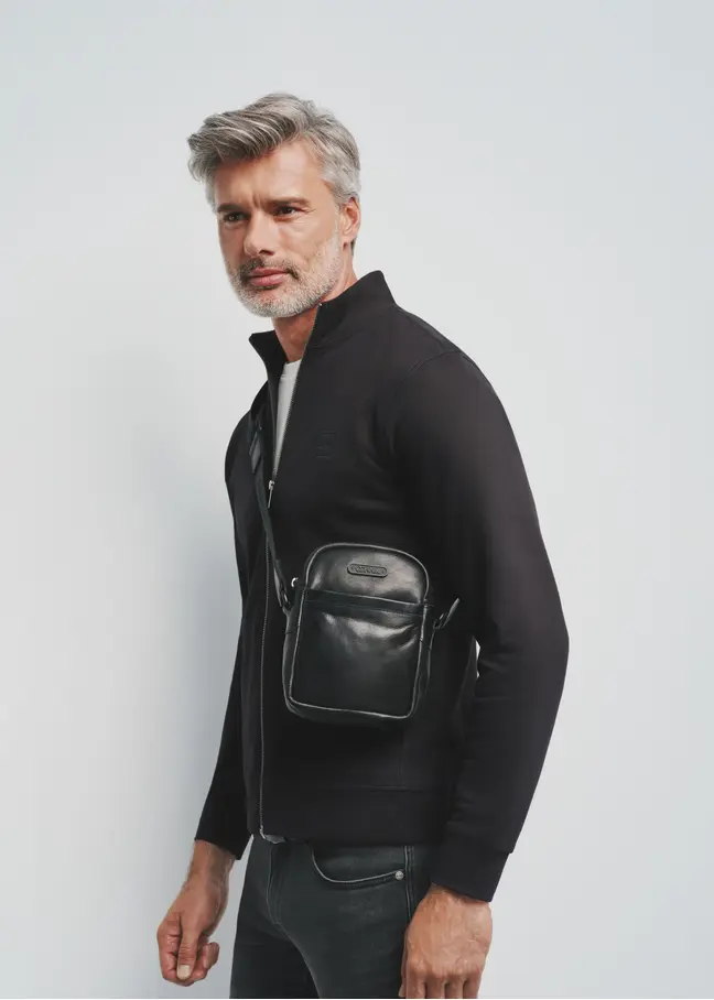 Skórzana saszetka męska OCHNIK TORMS-0433-99 (Z24) w czarnym kolorze