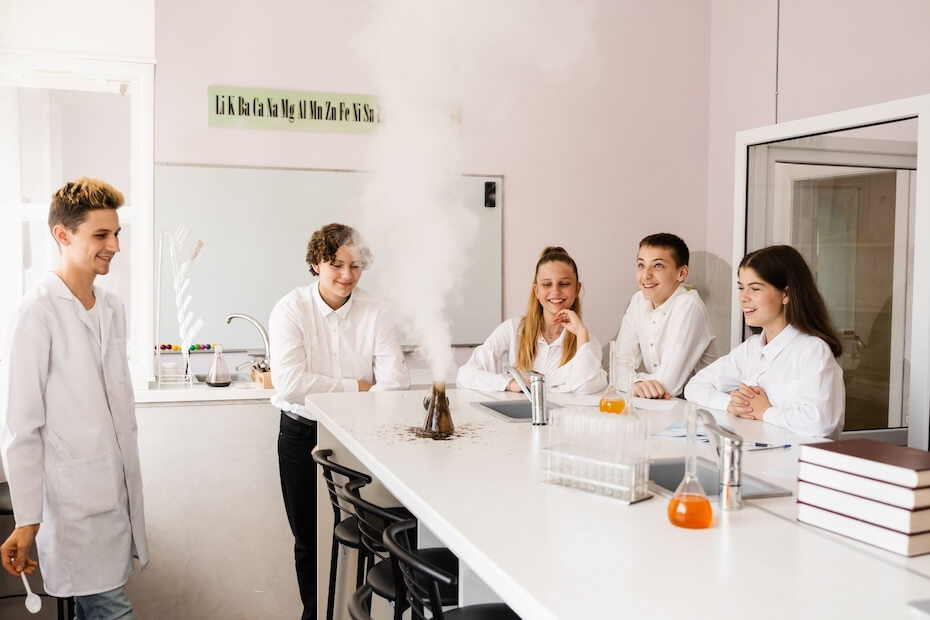 Uczniowie w laboratorium